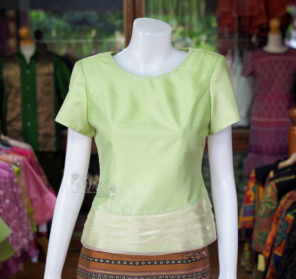 เสื้อผ้าไหมแพรทอง แต่งชายผ้าแก้ว สีเขียวอ่อน ไซส์ XL