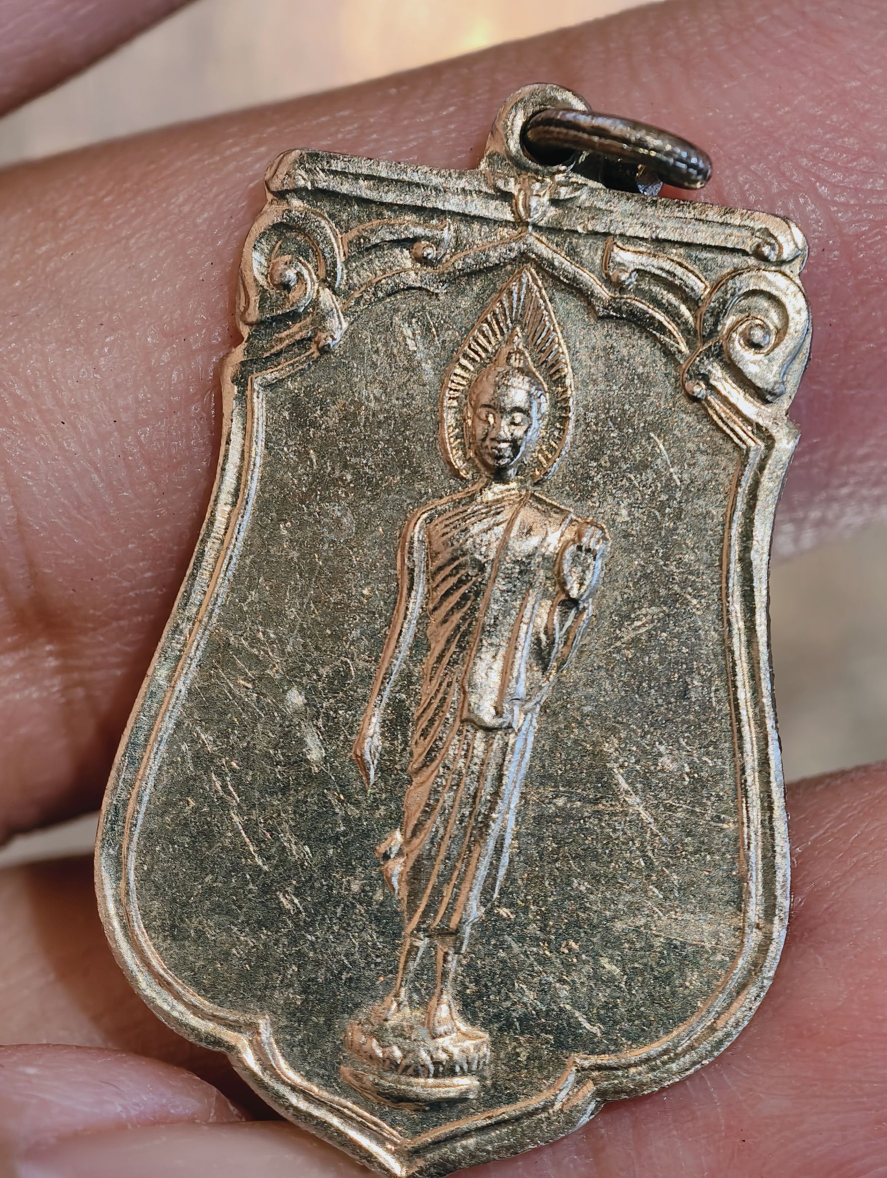 พระฉลอง 25 พุทธศตวรรษ ทรงเสมา ปี 2500 เหรียญดี พิธีใหญ่ ปีลึก เนื้ออัลปาก้า (KA2985)