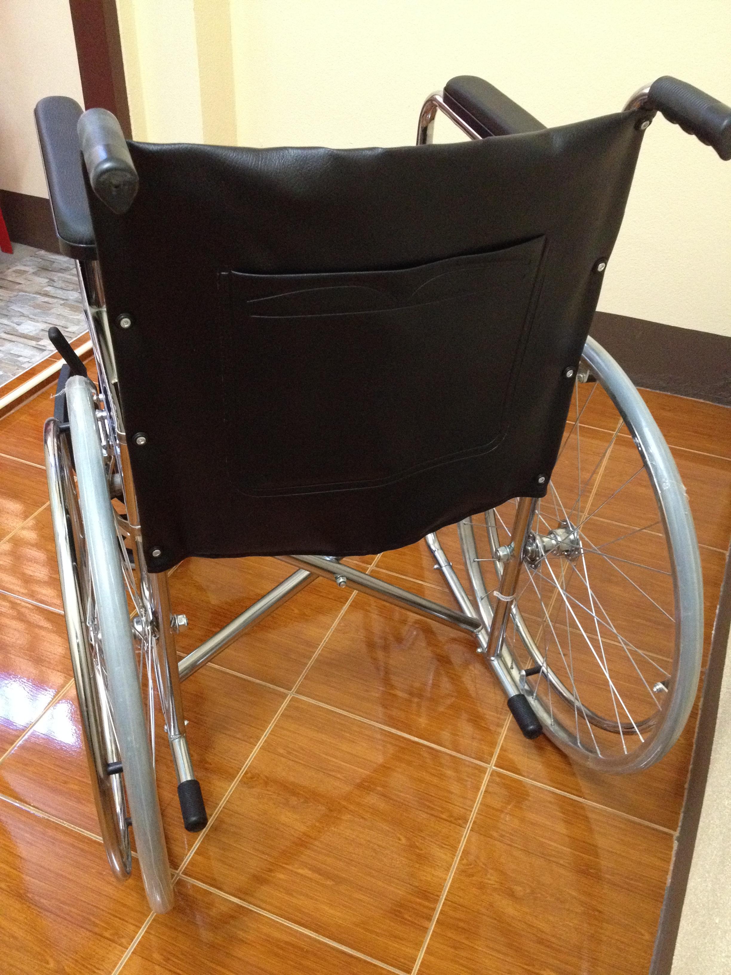 KC003-FS609U รถเข็นนั่งถ่าย พับได้ เบาะดึงตรงกลางได้ เหล็กชุบโครเมี่ยม ซี่ลวด เบาะหนัง (ส่งฟรี)