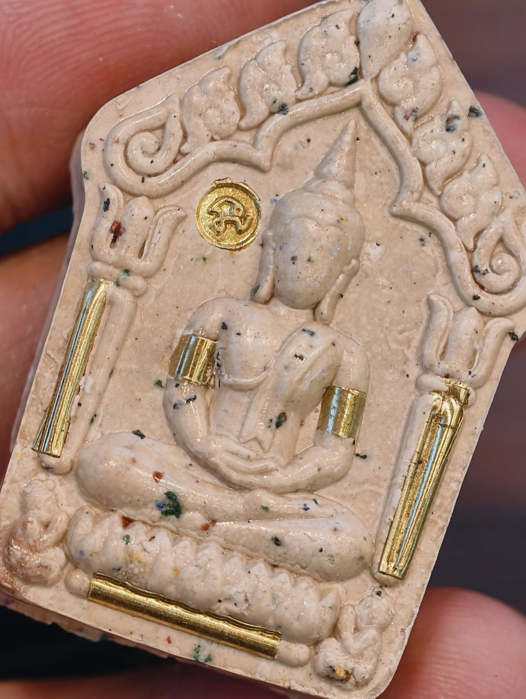 หลวงปู่มหาศิลา สวนสงฆ์แกเปะ ขุนแผน ล้านรวยรวย หลัง พระคาถาหัวใจขุนแผน ตะกรุดทอง 3ดอก กำไลทองคู่ KA4282