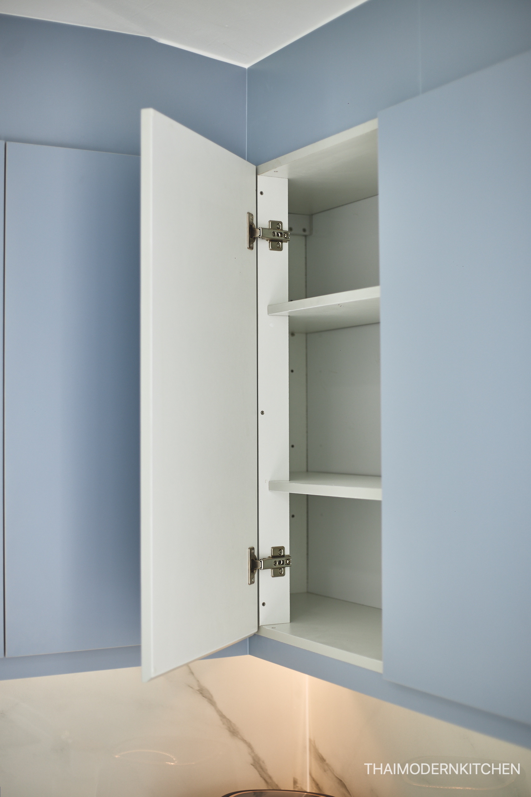 ครัวบิ้วอิน บ้านคุณศศิธร สีหน้าบาน 7880 UN ลายหิน ไฟled