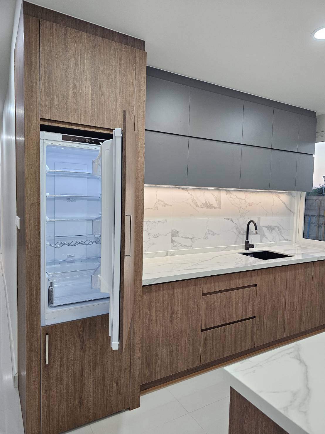 ครัวบิ้วอิน ราคา 180,000 หินเบิ้ลขอบ ตู้เย็นบิ้วอิน