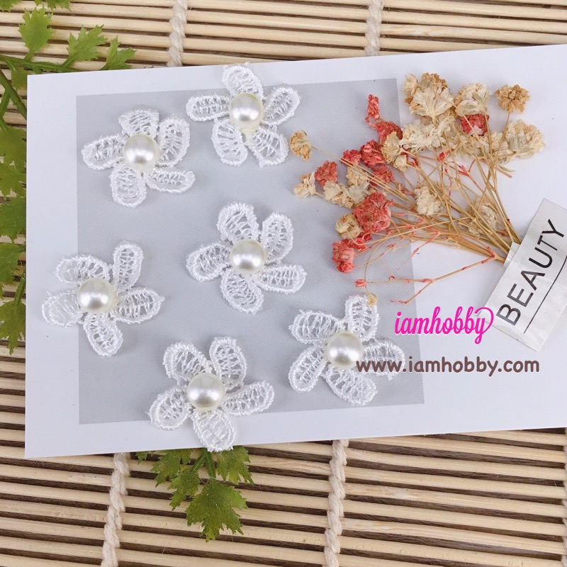 ดอกไม้ผ้าลูกไม้สวยๆสีขาว 2.5 cm. ตกแต่งมุกนูนสีครีม (20 ชิ้น)