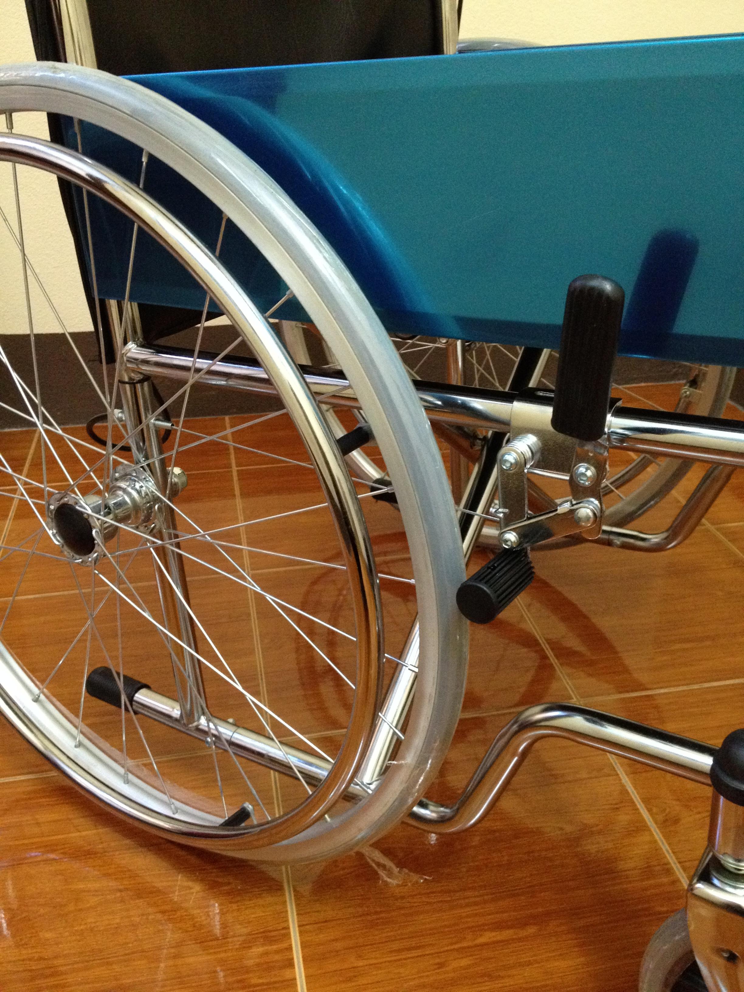 K002-CA905H รถเข็นผู้ป่วย เหล็กชุบโครเมี่ยม ล้อซี่ลวด เบาะหนัง มีเบรคมือ มีเข็มขัด (ส่งฟรี)