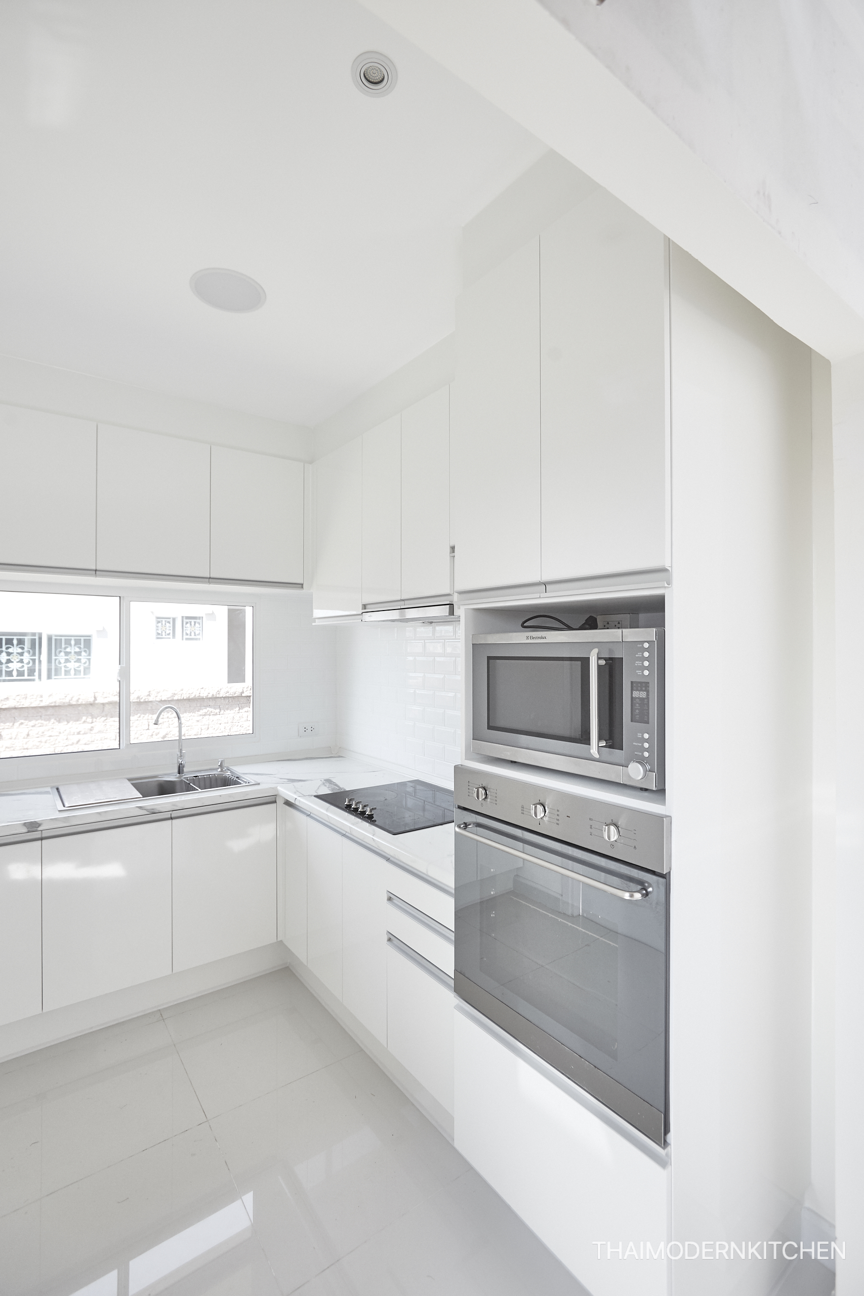 หมู่บ้านภัสสรเพรสทีจ 2.15+1.85 เมตร ตู้บน+ล่าง(เว้นติด hood) + ตู้เต็ม 60 cm สูง 220 cm