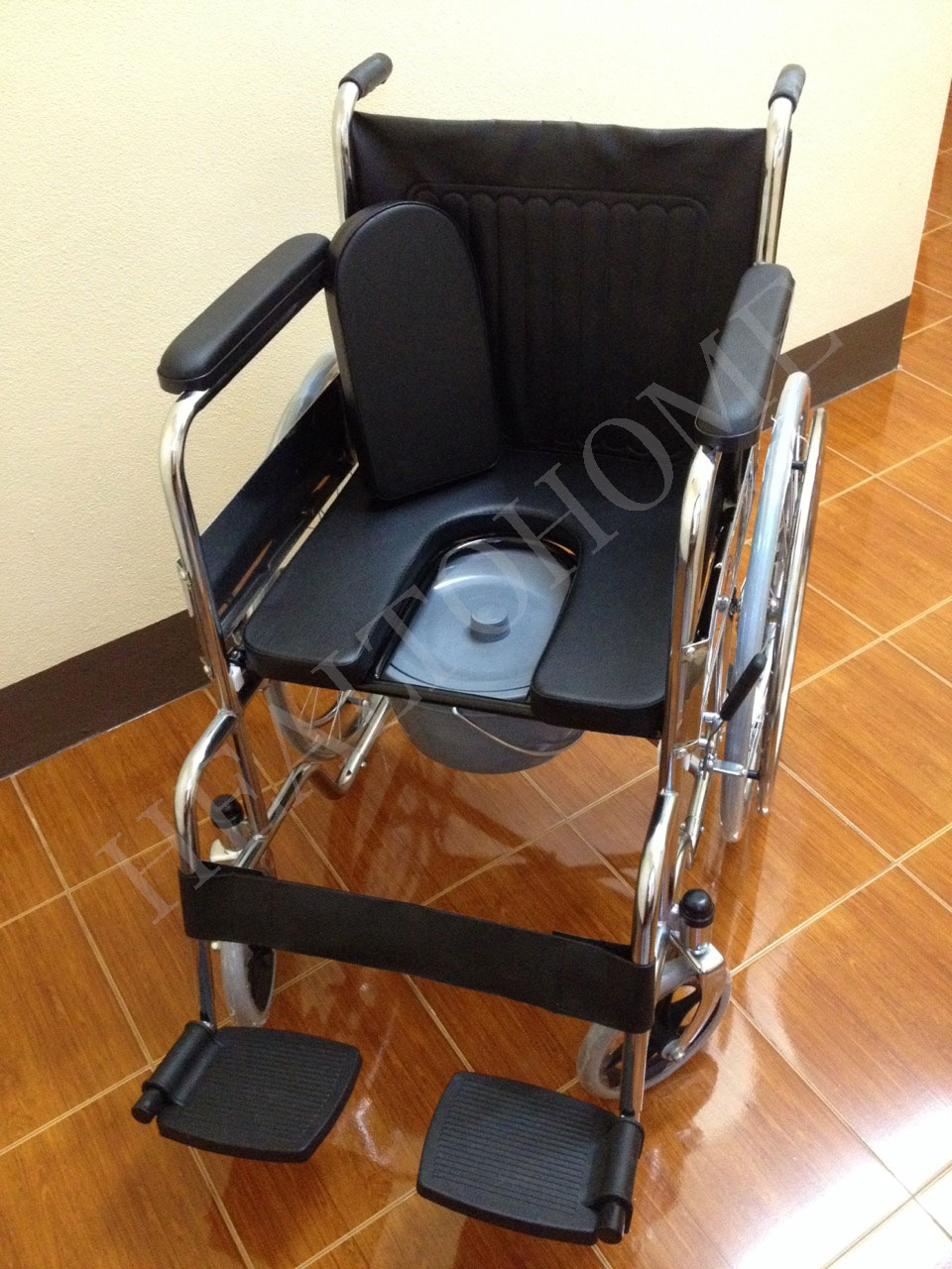 KC003-FS609U รถเข็นนั่งถ่าย พับได้ เบาะดึงตรงกลางได้ เหล็กชุบโครเมี่ยม ซี่ลวด เบาะหนัง (ส่งฟรี)