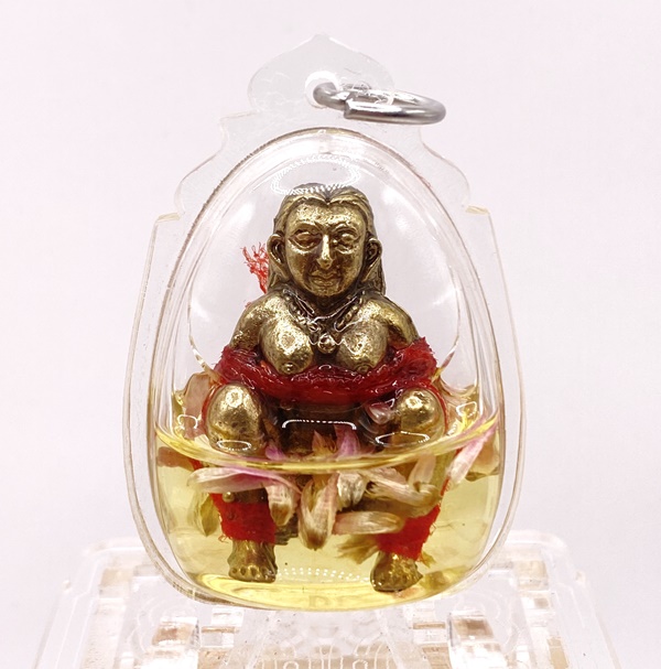 หลวงพ่อเมียน กัลยาโณ วัดจะเนียงวนาราม อีเป๋อดูดทรัพย์ มหาเสน่ห์ แช่น้ำมันว่านดอกทอง สีแดง KM009