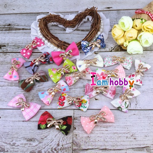 โบว์ผ้าคละลายตกแต่งโบว์สีทอง (แพ็คละ 20 คู่)