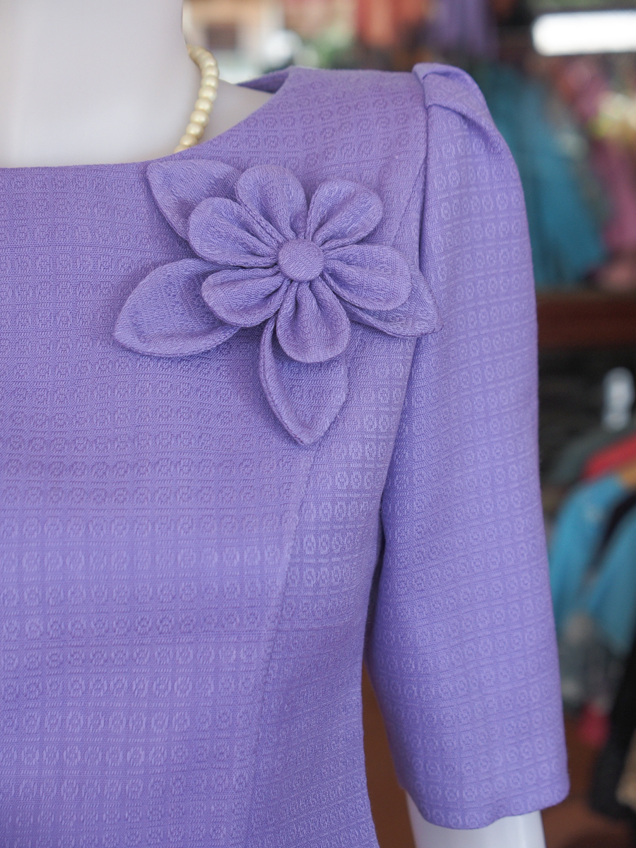 เสื้อผ้าฝ้ายสุโขทัยทอลายมุก แต่งดอกไม้ สีม่วง ไซส์ 3XL
