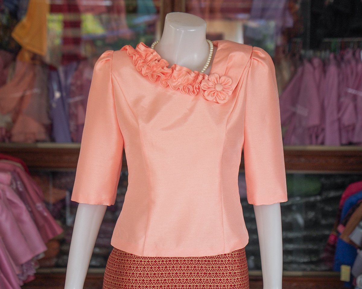 เสื้อผ้าไหมแพรทอง แต่งดอกไม้ สีโอรส ไซส์ L