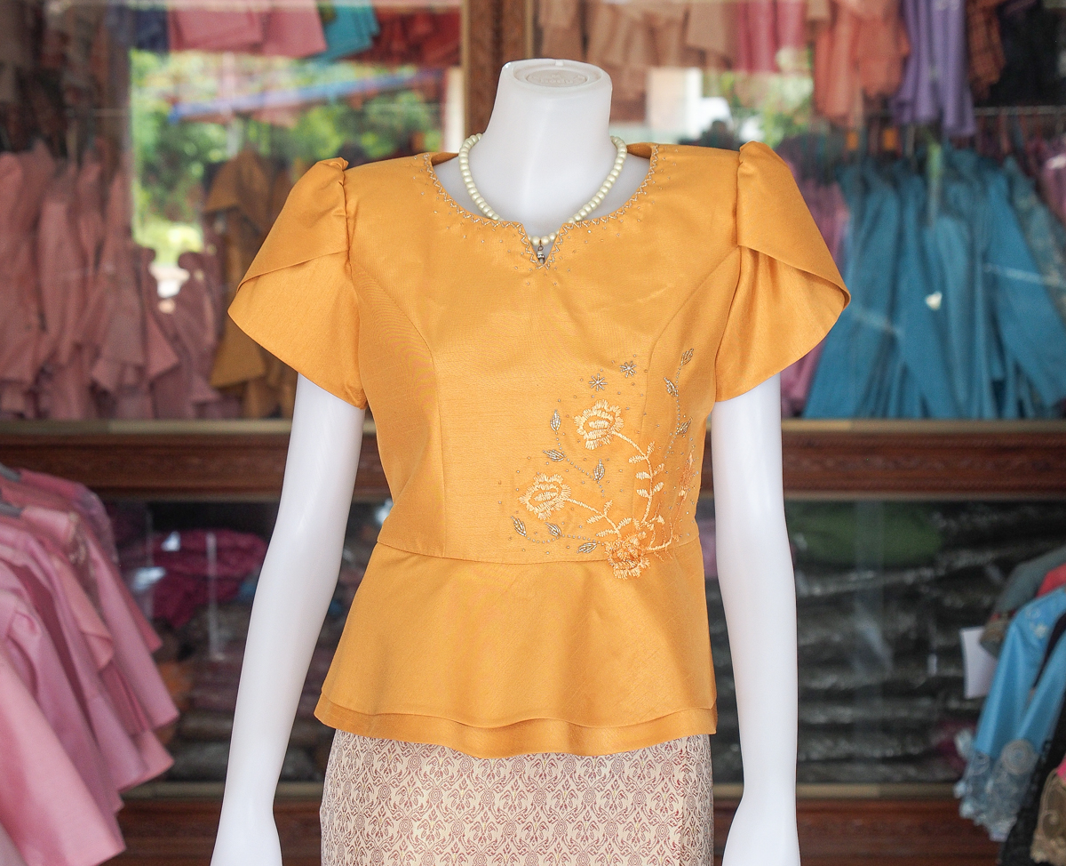 เสื้อผ้าไหมแพรทอง แต่งลูกไม้ สีทอง ไซส์ XL