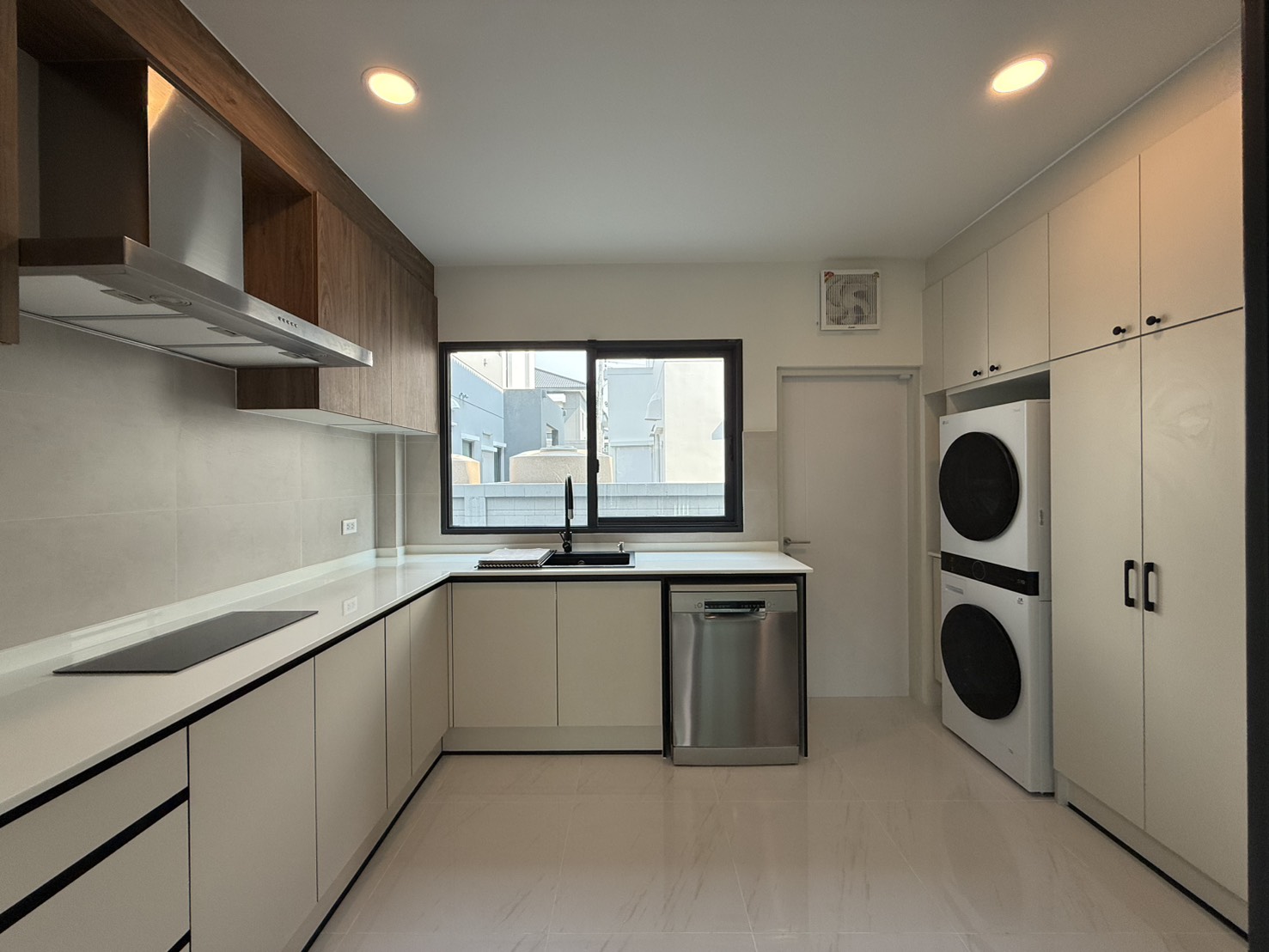 Pantry ตู้สูง เตาอบ เครื่องซักผ้า