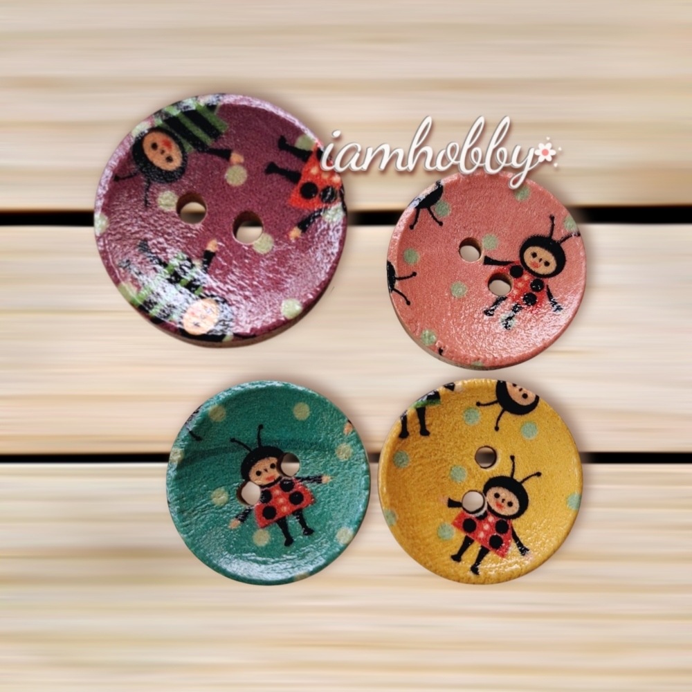 กระดุมไม้น่ารักๆลายจุดการ์ตูน คละสี (แพ็คละ 33 ชิ้น)