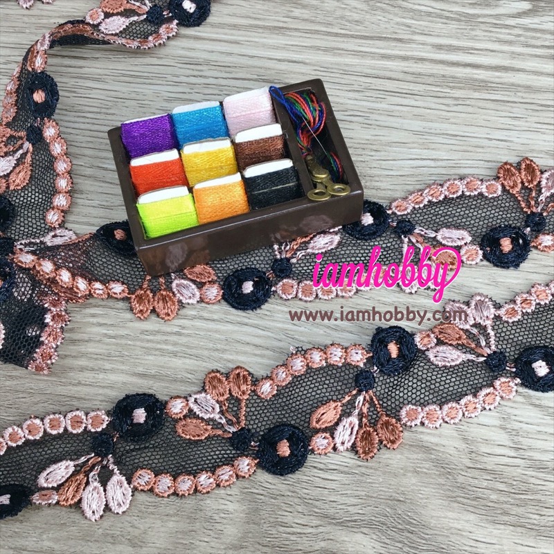 ลูกไม้ผ้าตาข่ายสีดำ ปักลายดอกไม้โทนสีส้ม ขนาด 2.5 cm. (130 cm.)