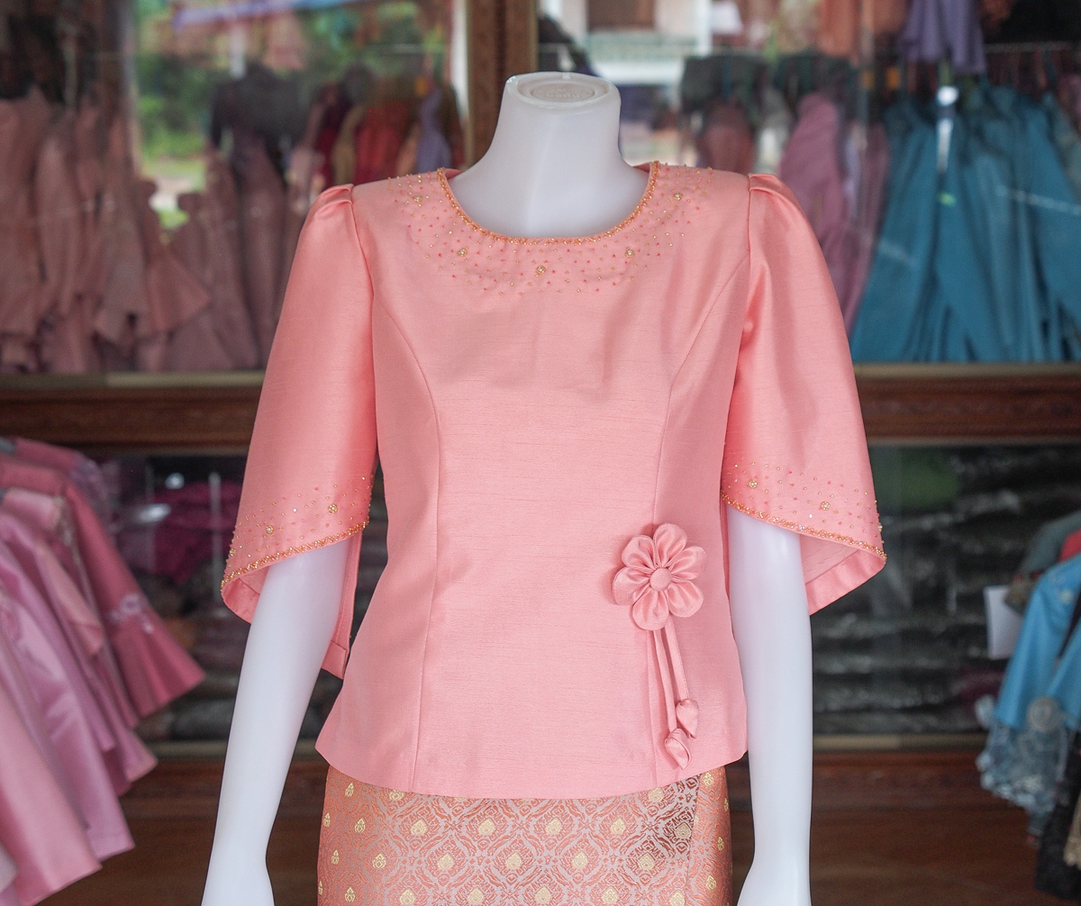 เสื้อผ้าไหมแพรทองปักมุก แต่งดอกไม้ สีโอรส ไซส์ XL