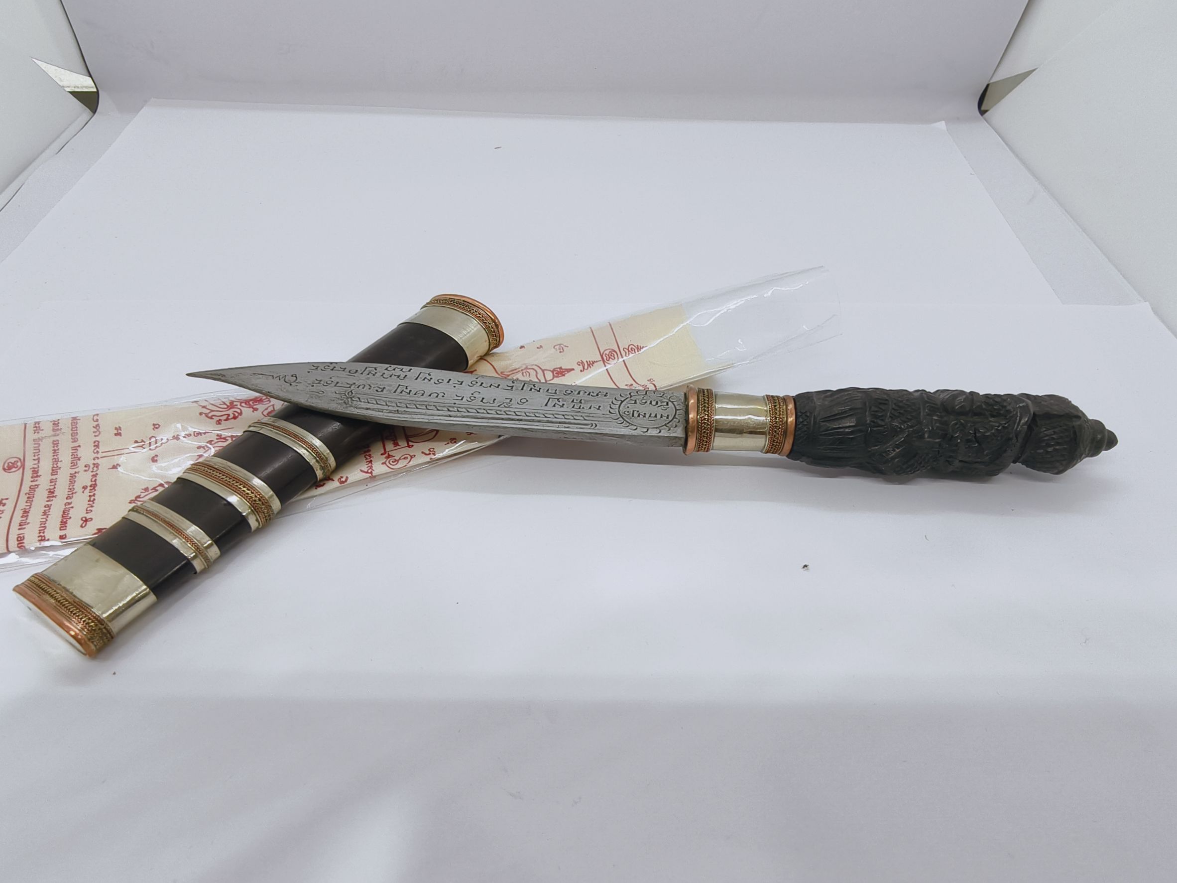 หลวงพ่อยอด โกสโล วัดตะคร้อ มีดหมอเทพศาสตรา รุ่น ชนะมาร เทพศาสตราวุธ รุ่นชนะมาร พระครูพิพิธธรรมาวิภัช (หลวงพ่อยอด โกสโล) วัดตะคร้อ จ.นครราชสีมา ไม้เสาโบสถ์เก่า ด้ามท้าวเวส สารพัดปราบ ใหญ่ (KA2855)