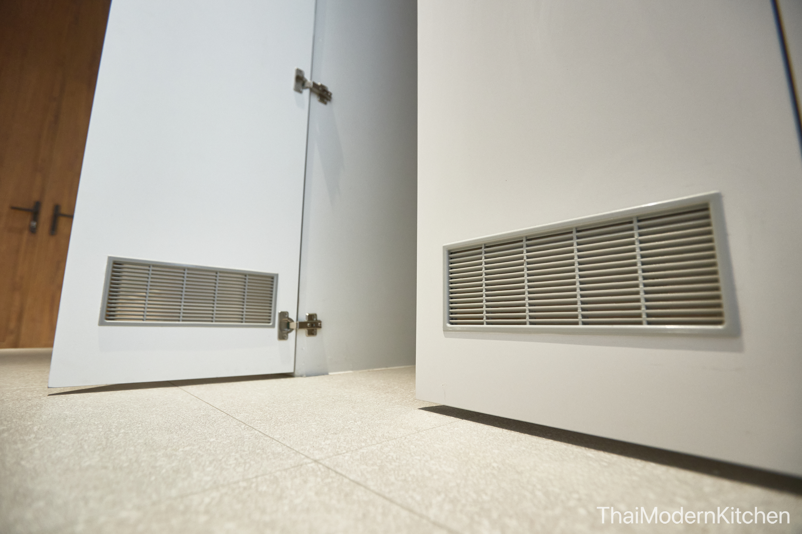 cabinet wall 5 เมตร สูง 3.2 เมตร ราคา 150,000 ไม้ HMR