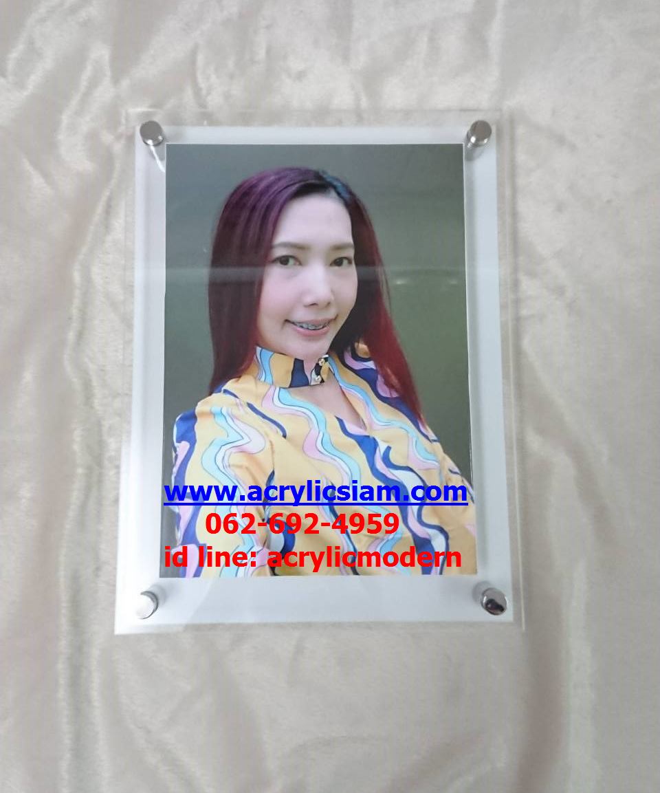กรอบ A4 ติดผนังน๊อตลอย แบบไม่เจาะผนัง แผ่นหลังสีขาวทึบ