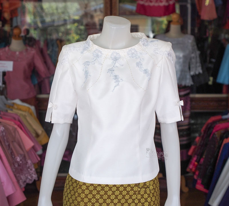 เสื้อผ้าไหมแพรทอง แต่งลูกไม้ สีขาวงาช้าง ไซส์ L