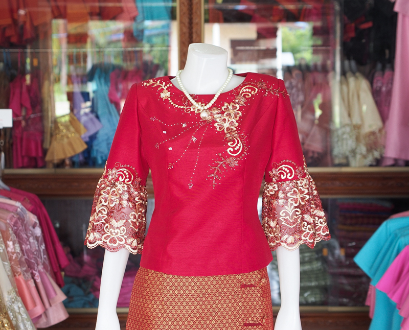เสื้อผ้าไหมแพรทอง แต่งลูกไม้ สีแดง ไซส์ S