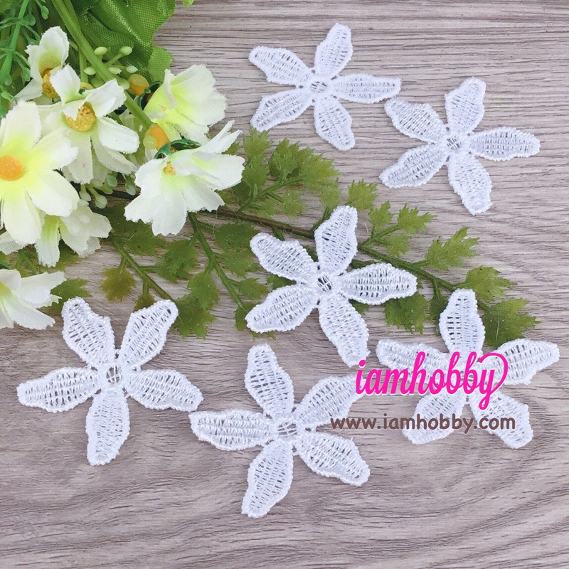 ดอกไม้ผ้าลูกไม้ สีขาว 4 cm. ( 20 ชิ้น )
