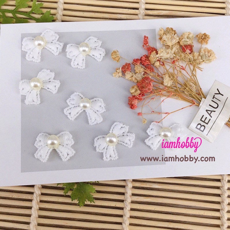 โบว์ลูกไม้ ตกแต่งมุกสีครีม ขนาด 2.2x1.7 cm. (20 ชิ้น)