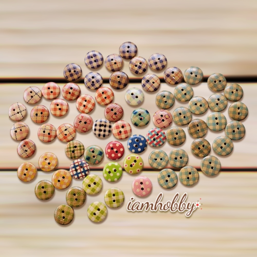 กระดุมไม้ลายสก็อตและลายจุด คละลาย (แพ็คละ 64 ชิ้น)