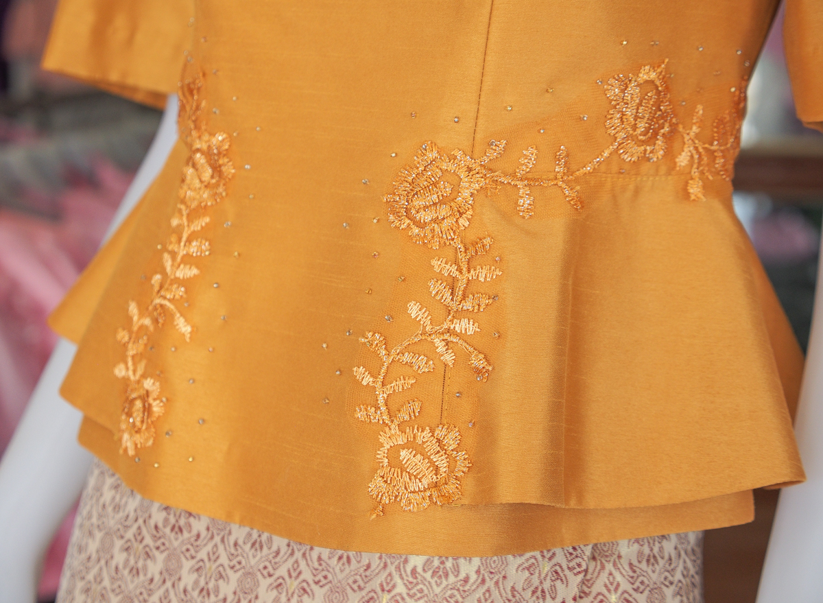 เสื้อผ้าไหมแพรทองแต่งลูกไม้ สีทอง ไซส์ L