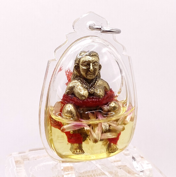 หลวงพ่อเมียน กัลยาโณ วัดจะเนียงวนาราม อีเป๋อดูดทรัพย์ มหาเสน่ห์ แช่น้ำมันว่านดอกทอง สีแดง KM009