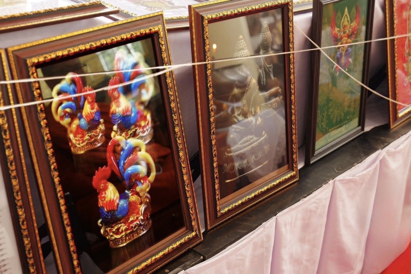 หลวงตาน้อย หลวงปู่ศิลา ไก่ฟ้าพญาเลี้ยง - ไก่ฟ้ามหาเศรษฐี เนื้อมหาชนวน ลงยา สีอีนาเมลหางรุ้ง KM033