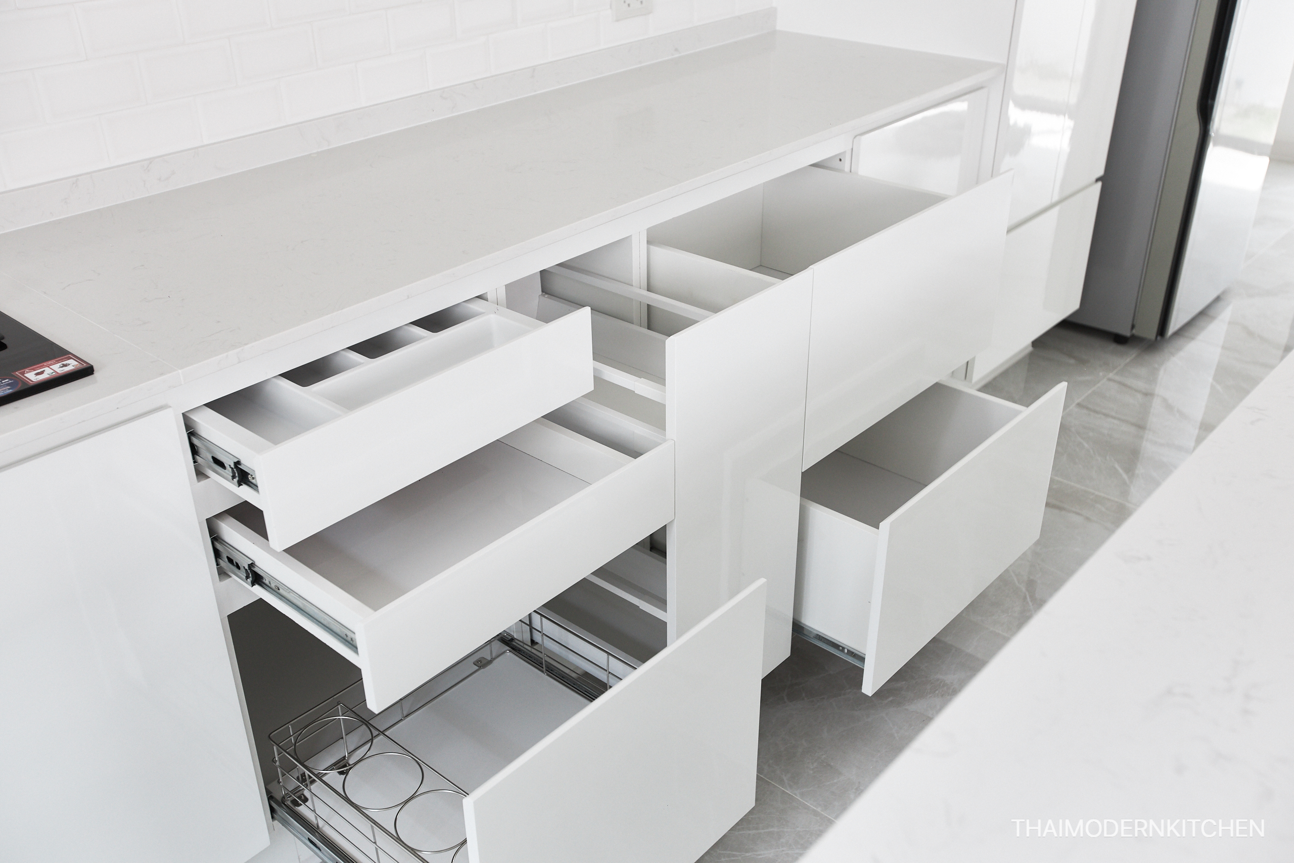 ครัวบิ้วอิน บ้านคุณ โสจิรัต 3+3.3 ตู้ล่าง 4.5 ตู้บน (เว้นติด hood) 1.8 island