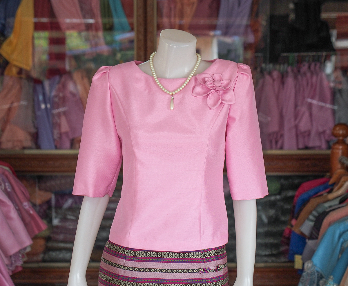 เสื้อผ้าไหมแพรทอง แต่งดอกไม้ สีชมพูอ่อน ไซส์ M