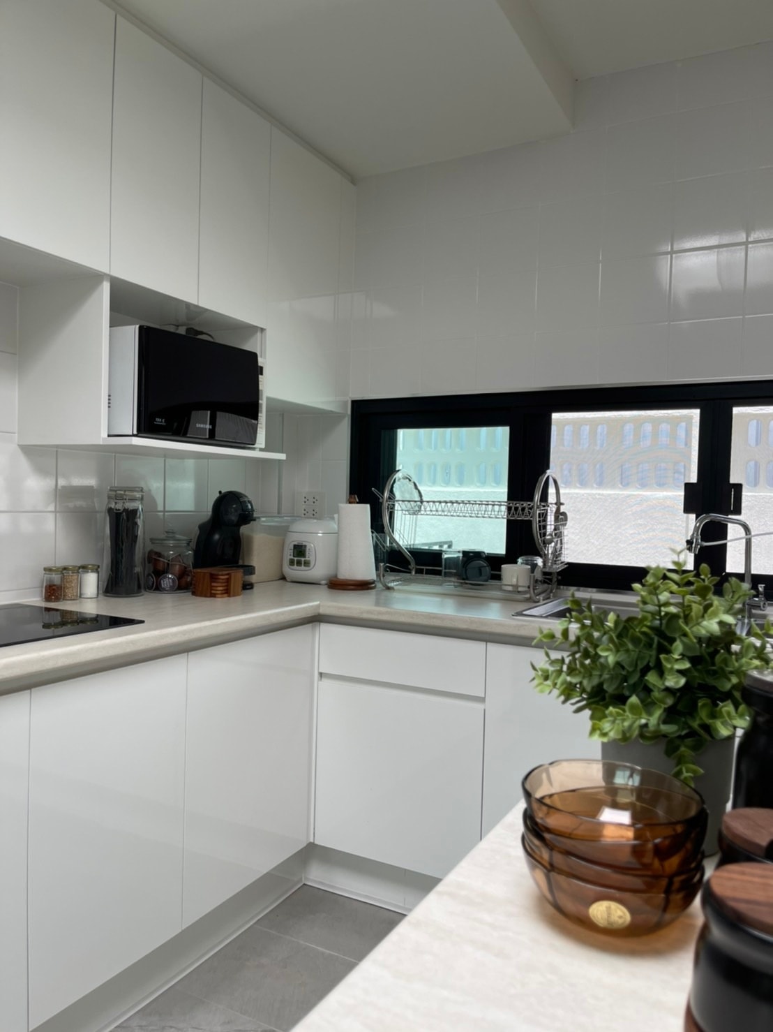 ครัวบิ้วอิน บ้านคุณปริษฐา ราคา 80500 บาท 2.30 + 3.5 ตู้ล่าง 2.30 ตู้บน 1.5 island ลึก 60 ซม