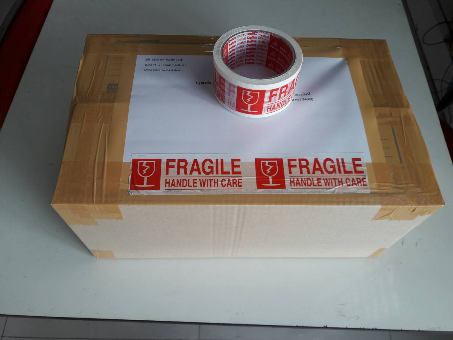 TAPE FRAGILE เทปOPP ติดปิดกล่อง เตือนระวังแตก พื้นสีขาว ตัวอักษรสีแดง หน้ากว้าง 2 นิ้ว ยาว 45 หลา ( 40 เมตร )