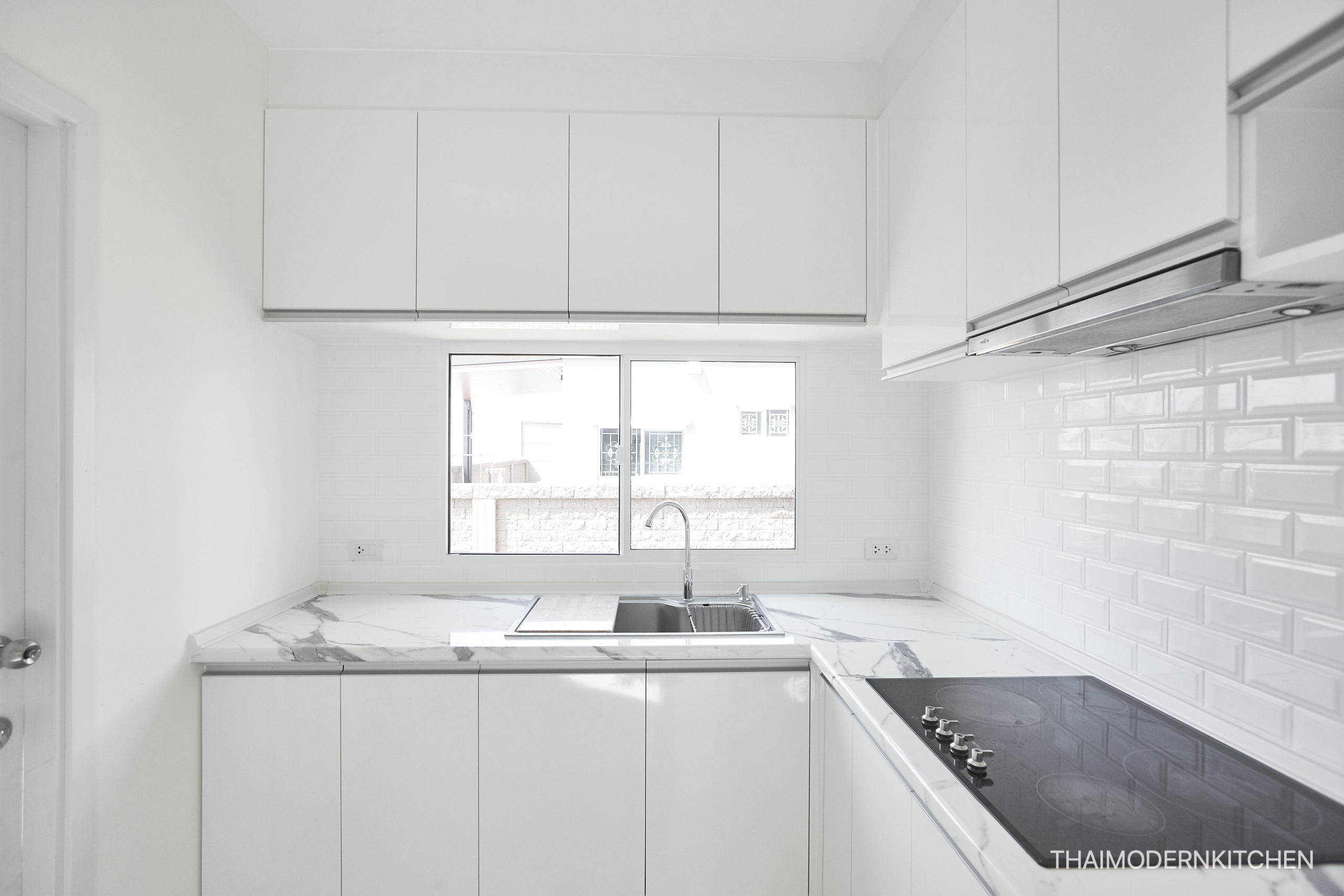 หมู่บ้านภัสสรเพรสทีจ 2.15+1.85 เมตร ตู้บน+ล่าง(เว้นติด hood) + ตู้เต็ม 60 cm สูง 220 cm