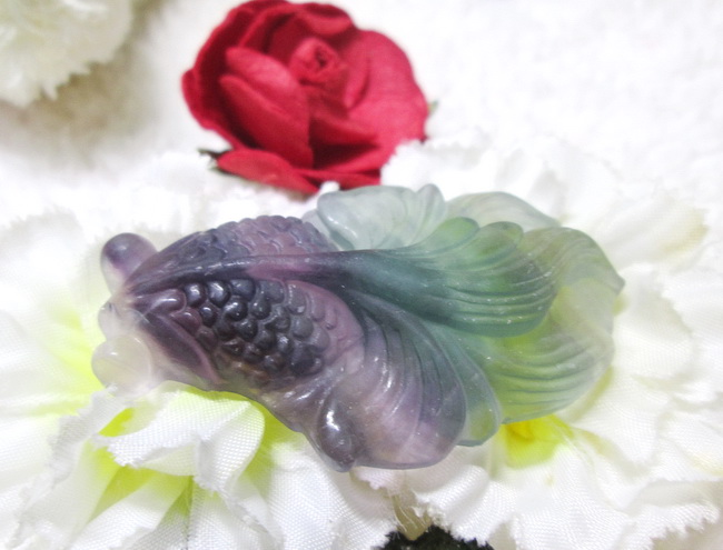 ฟลูออไรต์แกะสลักรูปปลา