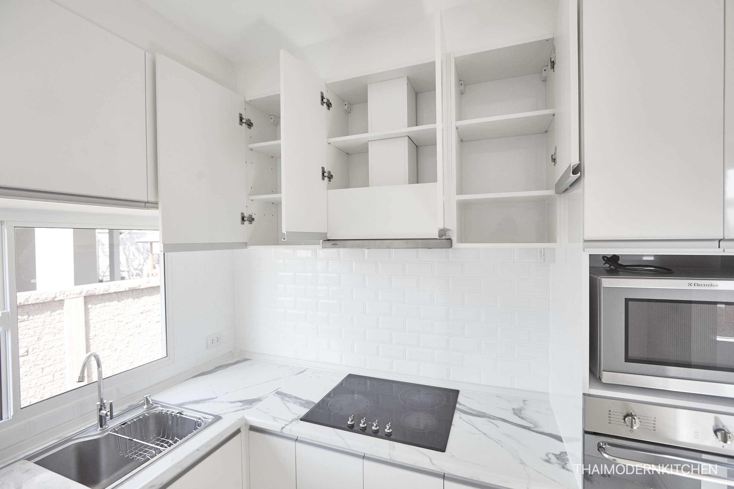 หมู่บ้านภัสสรเพรสทีจ 2.15+1.85 เมตร ตู้บน+ล่าง(เว้นติด hood) + ตู้เต็ม 60 cm สูง 220 cm