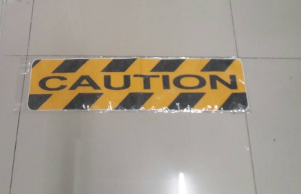 แผ่นกันลื่น Anti Slip กันลื่น ข้อความ CAUTION สีเหลืองดำ หน้ากว้าง 15cm x ยาว 60cm