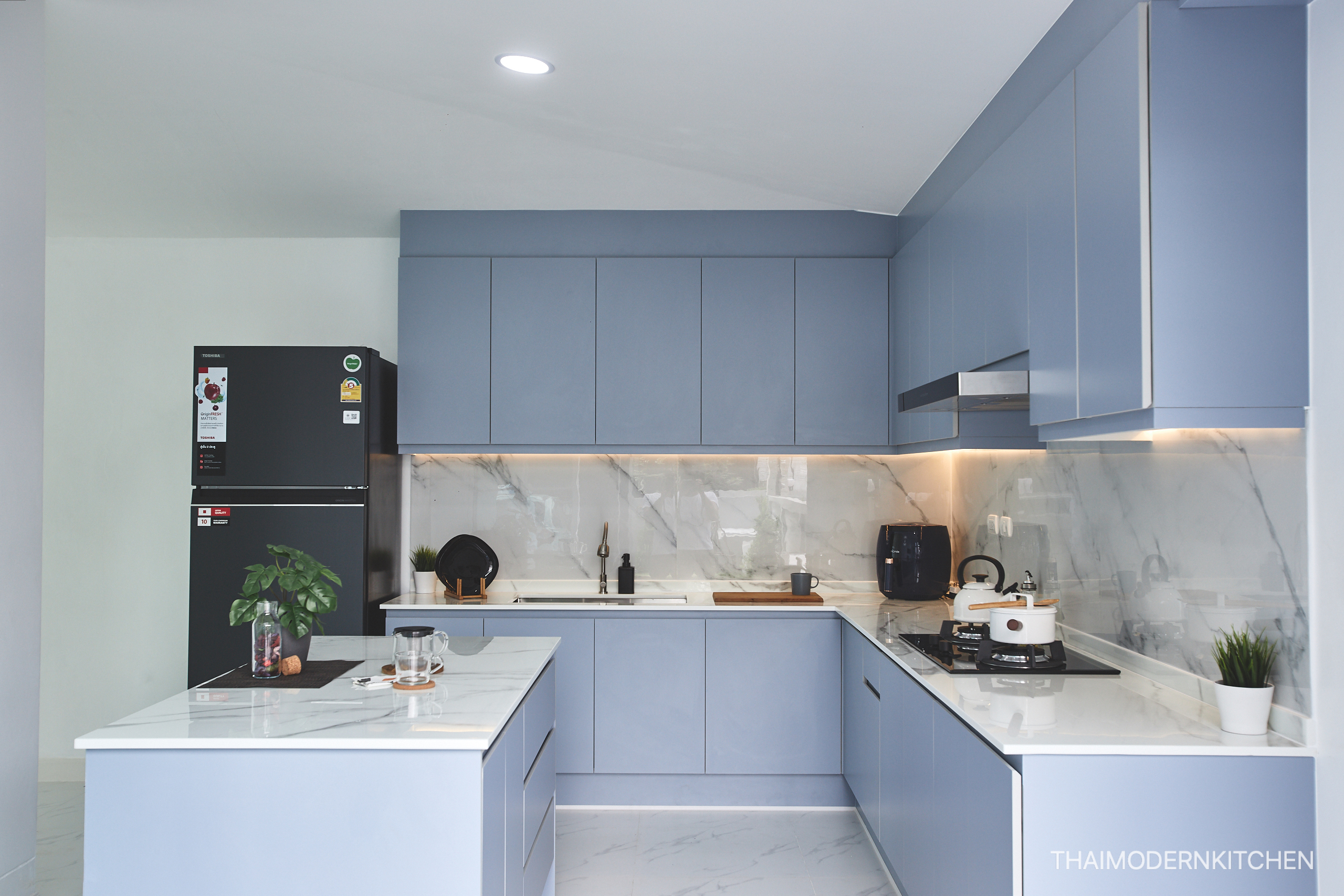 ครัวบิ้วอิน บ้านคุณศศิธร สีหน้าบาน 7880 UN ลายหิน ไฟled