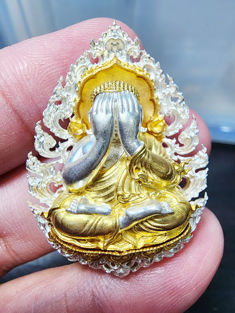 หลวงปู่โต๊ะ พระปิดตา ฉลุลาย พุทธศิลป์ รุ่นแรก เจ้าสัวจักรพรรดิ 168 บรอนซ์ชุบสองกษัตริย์ เงิน ทอง (KP5957)