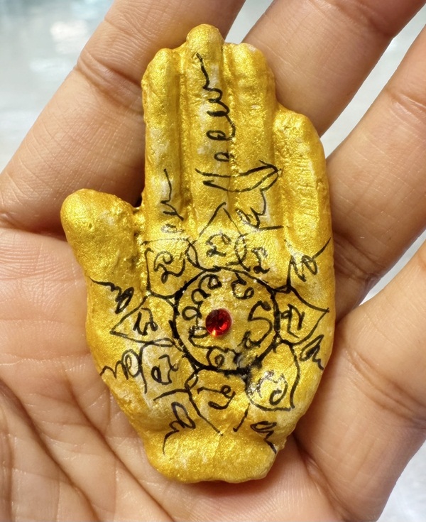 หลวงพ่อเมียน วัดบ้านจะเนียงวนาราม มือทองโกยทรัพย์ รวยกับรวย สีดำ (ขนาดความสูง 5.8 ซม. ขนาดความกว้าง 3.2 ซม.)KA6514