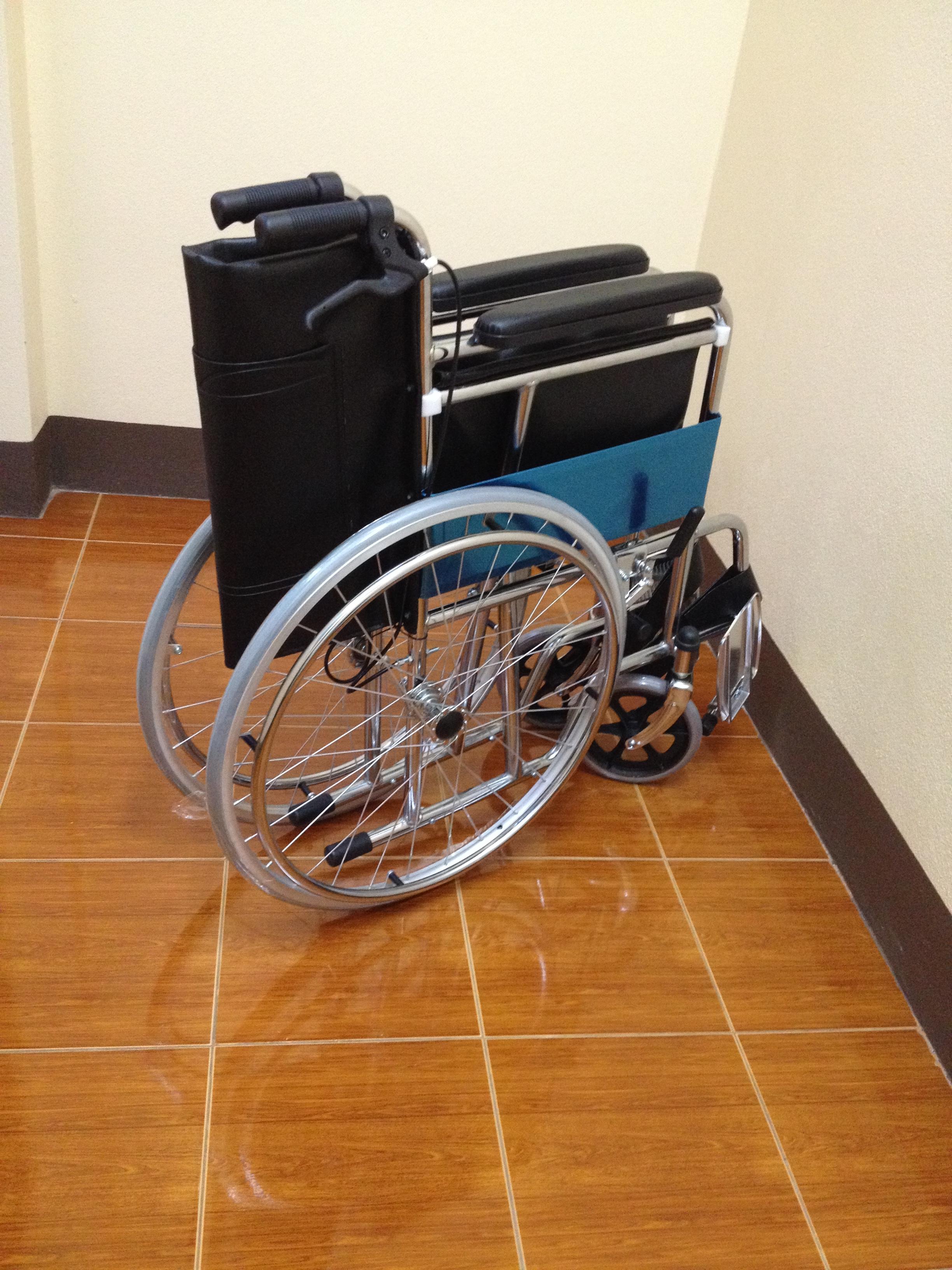 K002-CA905H รถเข็นผู้ป่วย เหล็กชุบโครเมี่ยม ล้อซี่ลวด เบาะหนัง มีเบรคมือ มีเข็มขัด (ส่งฟรี)