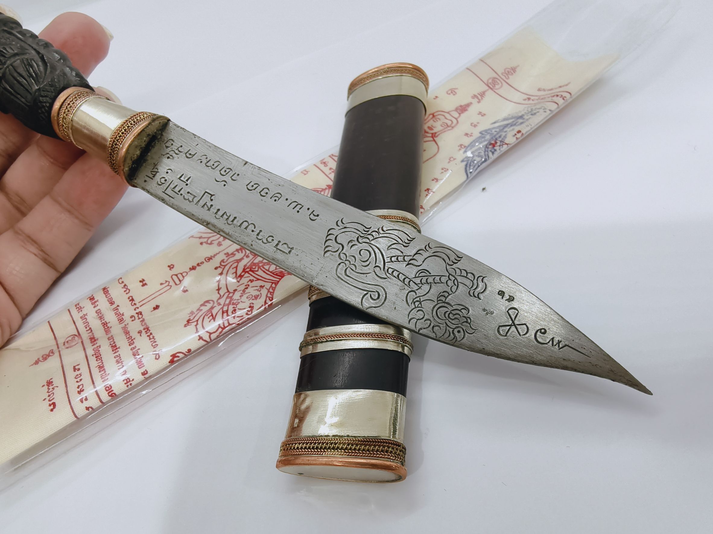 หลวงพ่อยอด โกสโล วัดตะคร้อ มีดหมอเทพศาสตรา รุ่น ชนะมาร เทพศาสตราวุธ รุ่นชนะมาร พระครูพิพิธธรรมาวิภัช (หลวงพ่อยอด โกสโล) วัดตะคร้อ จ.นครราชสีมา ไม้เสาโบสถ์เก่า ด้ามท้าวเวส สารพัดปราบ ใหญ่ (KA2855)