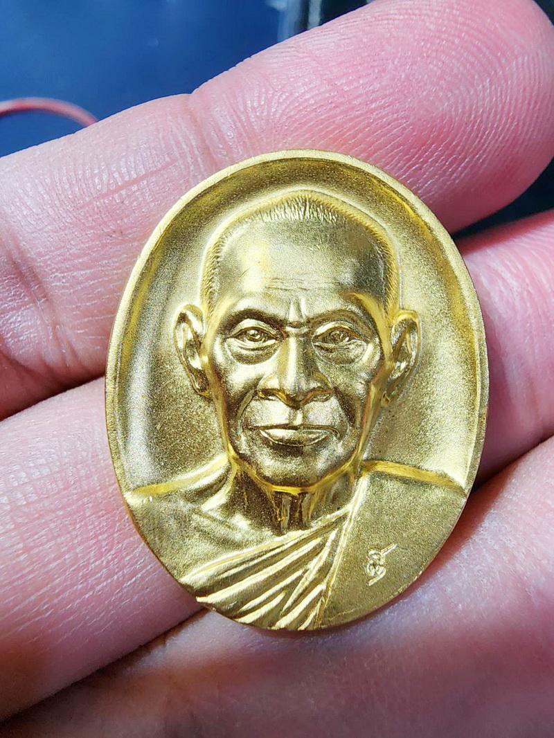 เหรียญปั๊ม รูปเหมือน ครึ่งองค์ สมเด็จโต พรหมรังสี เนื้ออัลปาก้าชุบทอง ปี 41 (AB5333)