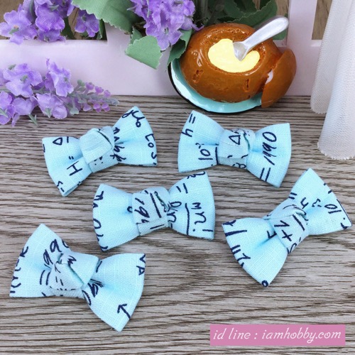 โบว์ผ้าสีฟ้าอ่อนลายตัวเลข (แพ็คละ 6 ชิ้น)