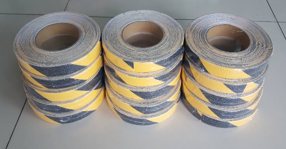 Anti slip tape เทปกันลื่น สีเหลืองดำ กว้าง 1" ยาว 18 เมตร ผิวหยาบ สำหรับติดบันได ทางเดิน ทางลาดเอียง