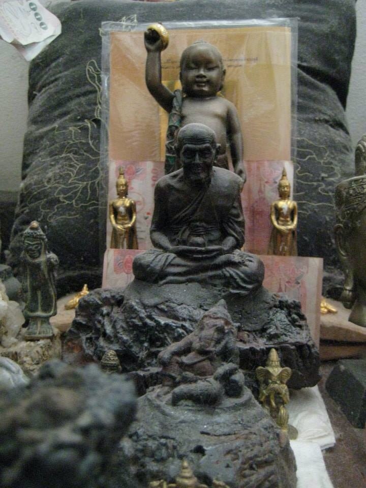 หลวงปู่ทวด(เนื้อเหล็กไหล)นั่งบนโคตรเหล็กไหล ณ เขาอึมครึม