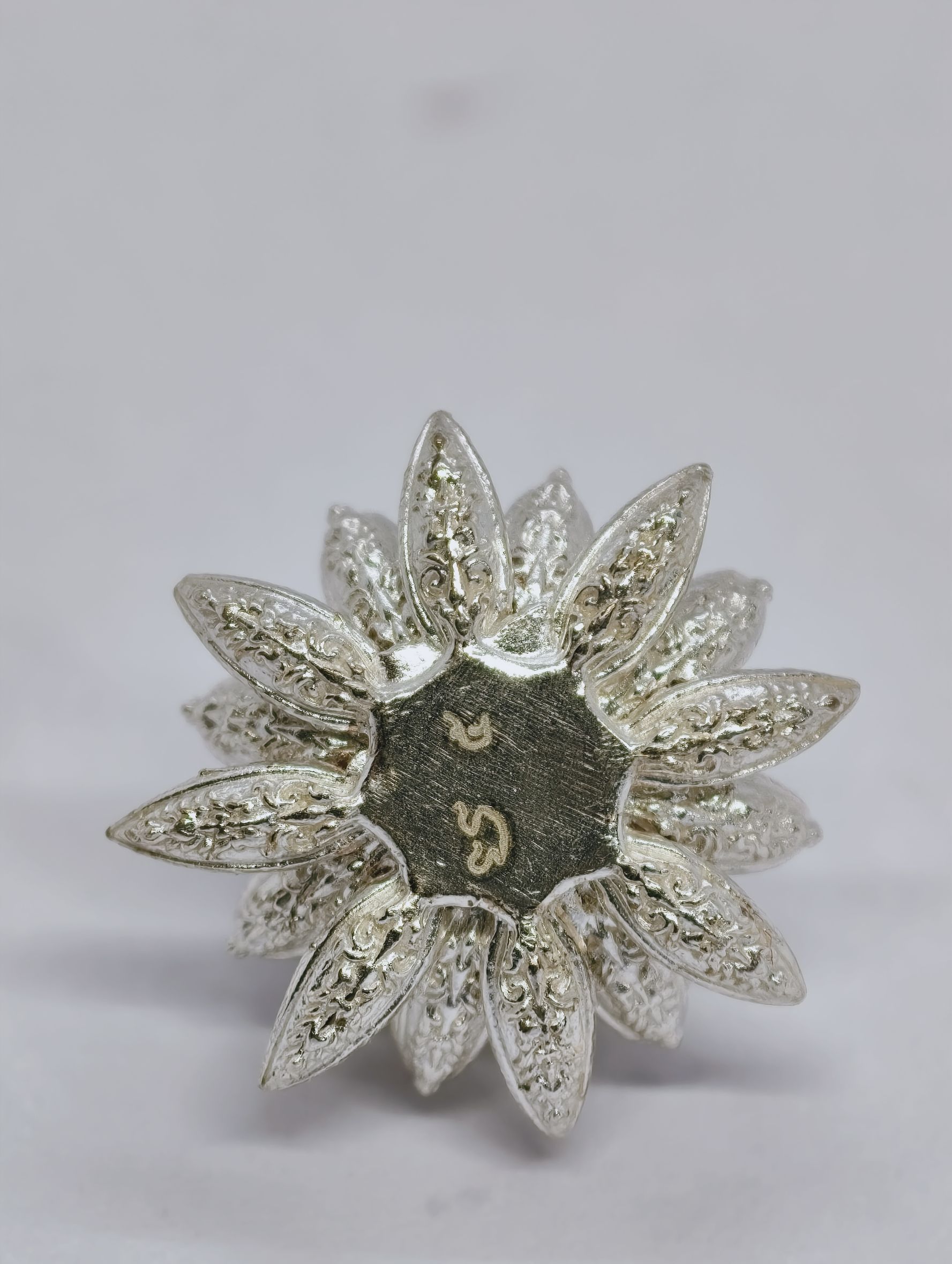 หลวงปู่ยูร วัดหนองป่าหมาก ดอกพิกุลมงคลทรัพย์ เนื้อเงิน เลข5 KA2122