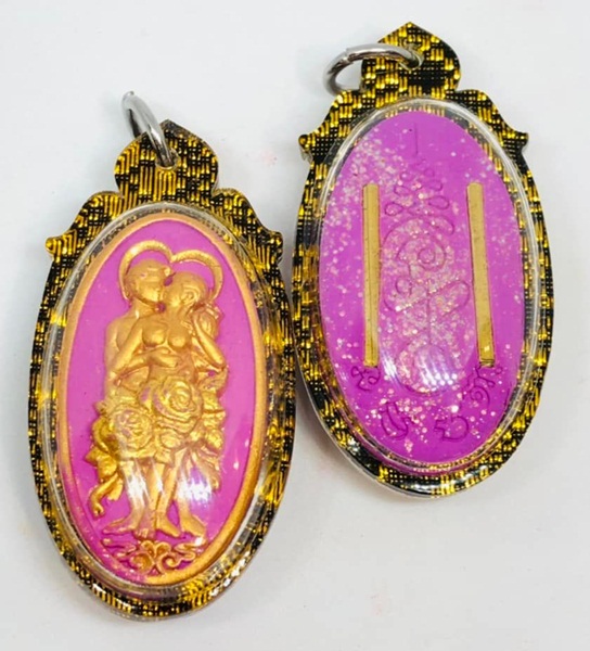 อิ่นคู่กระซิบรัก เนื้อผงว่านมหาเสน่ห์-สีม่วง (เลี่ยมกรอบอะคริลิค) พร้อมคาถา KM9874