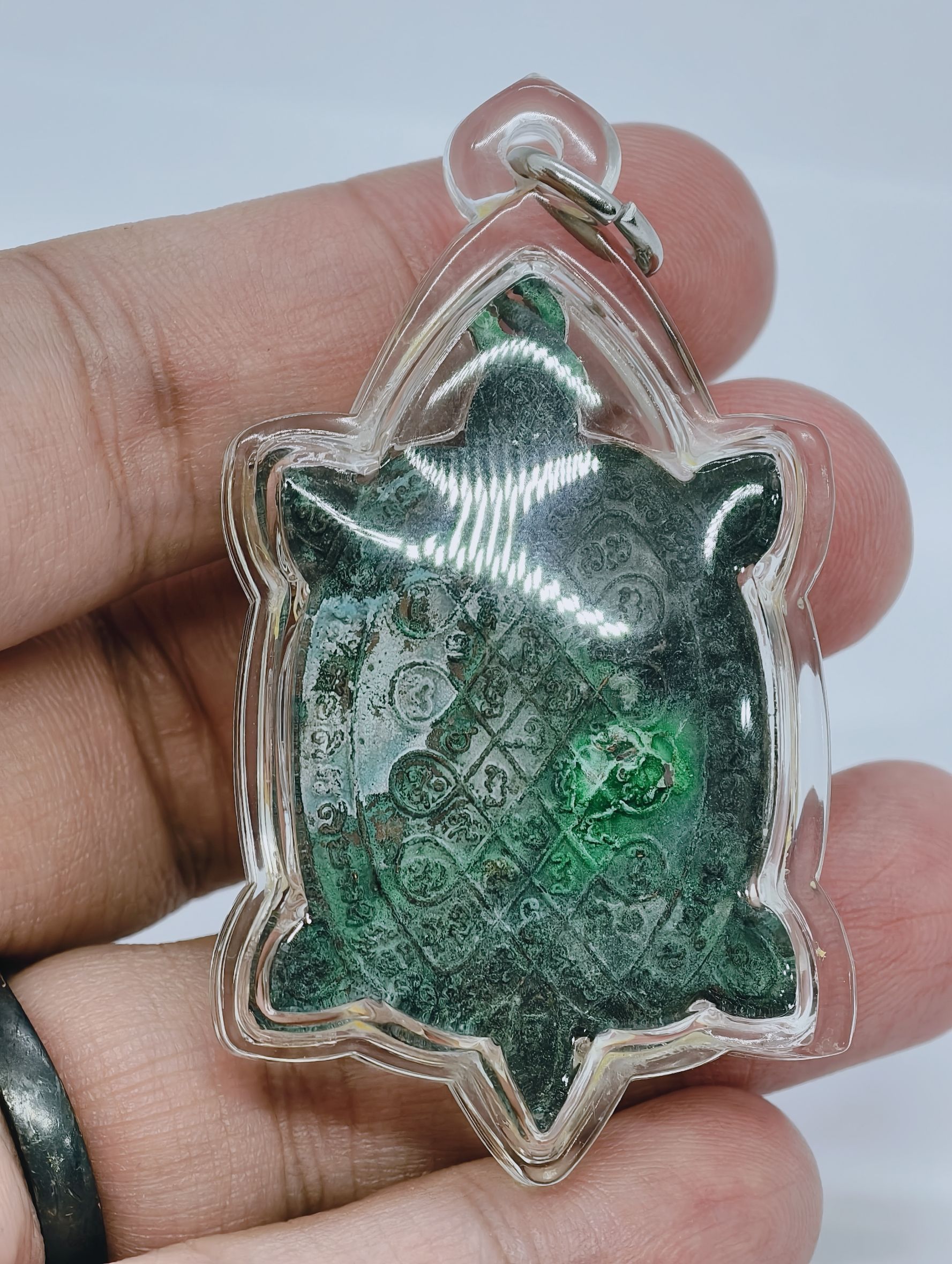 หลวงปู่หลิว วัดไร่แตงทอง และ อาจารย์วิชิต(ห้อย) ทองแพง เหรียญพญาเต่าเรือน แช่น้ำมนต์ สดุ้งกลับ KA3229